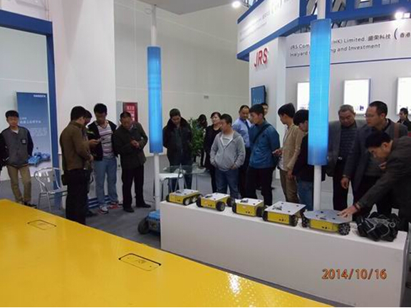安博在线_安博（中国）参展2014绵阳科博会-技术人员向观众演示机器人.jpg